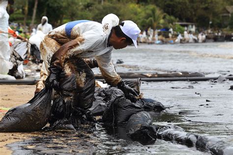 what are the impacts of oil spills on air quality